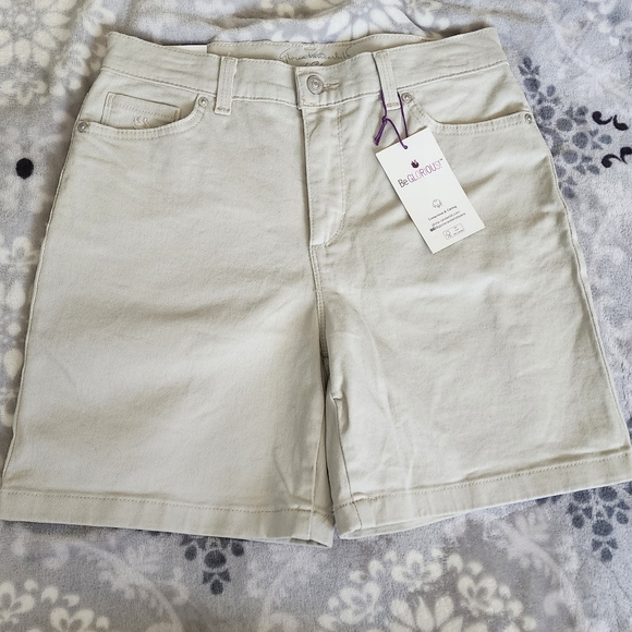 Classic rise jean shorts - Picture 1 of 4